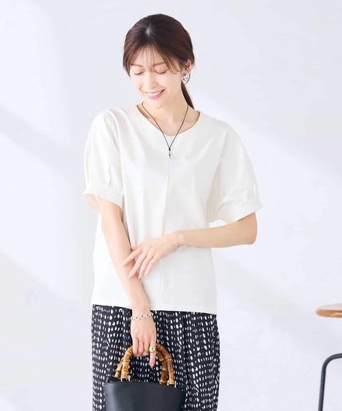a.v.v(アーヴェヴェ)の「【接触冷感/UVカット】タックスリーブVネックカットソー(Tシャツ/カットソー・レディース・レッド/ネイビー/アイボリー・36/38/40)」の14枚目の写真