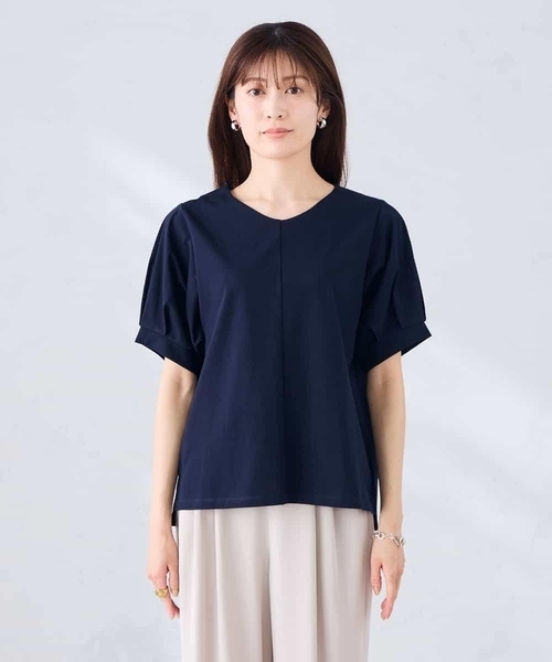 a.v.v(アーヴェヴェ)の「【接触冷感/UVカット】タックスリーブVネックカットソー(Tシャツ/カットソー・レディース・レッド/ネイビー/アイボリー・36/38/40)」の19枚目の写真