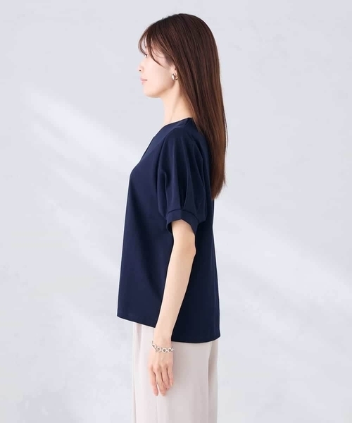 a.v.v(アーヴェヴェ)の「【接触冷感/UVカット】タックスリーブVネックカットソー(Tシャツ/カットソー・レディース・レッド/ネイビー/アイボリー・36/38/40)」の20枚目の写真