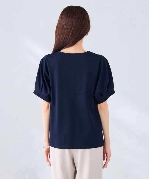 a.v.v(アーヴェヴェ)の「【接触冷感/UVカット】タックスリーブVネックカットソー(Tシャツ/カットソー・レディース・レッド/ネイビー/アイボリー・36/38/40)」の21枚目の写真