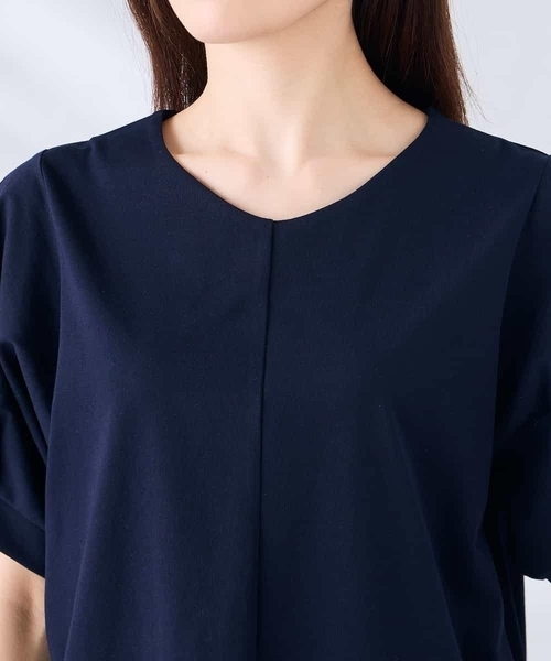 a.v.v(アーヴェヴェ)の「【接触冷感/UVカット】タックスリーブVネックカットソー(Tシャツ/カットソー・レディース・レッド/ネイビー/アイボリー・36/38/40)」の22枚目の写真