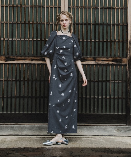 et.UNiVER(エトユニベール)の「Petal Embroidery Dress(ドレス・レディース・ベージュ/ブラック/チャコール・SMALL/MEDIUM/LARGE)」の2枚目の写真