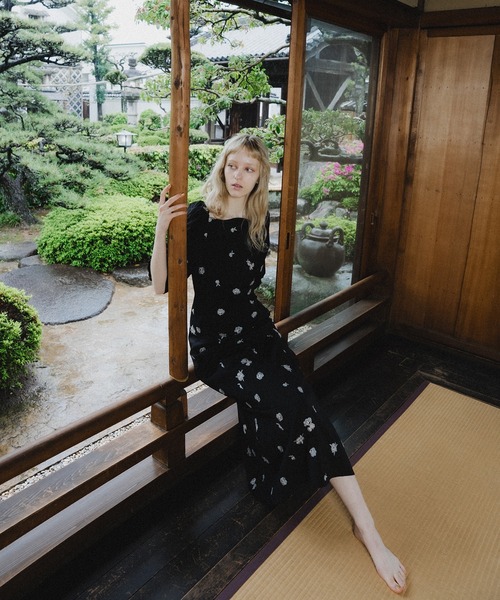 et.UNiVER(エトユニベール)の「Petal Embroidery Dress(ドレス・レディース・ベージュ/ブラック/チャコール・SMALL/MEDIUM/LARGE)」の1枚目の写真