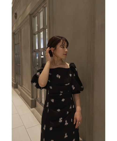 et.UNiVER(エトユニベール)の「Petal Embroidery Dress(ドレス・レディース・ベージュ/ブラック/チャコール・SMALL/MEDIUM/LARGE)」の6枚目の写真