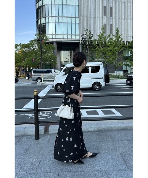 et.UNiVER(エトユニベール)の「Petal Embroidery Dress(ドレス・レディース・ベージュ/ブラック/チャコール・SMALL/MEDIUM/LARGE)」の7枚目の写真