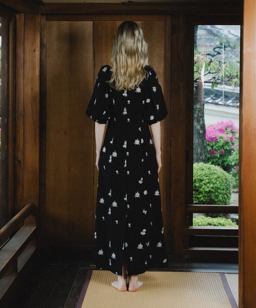 et.UNiVER(エトユニベール)の「Petal Embroidery Dress(ドレス・レディース・ベージュ/ブラック/チャコール・SMALL/MEDIUM/LARGE)」の21枚目の写真