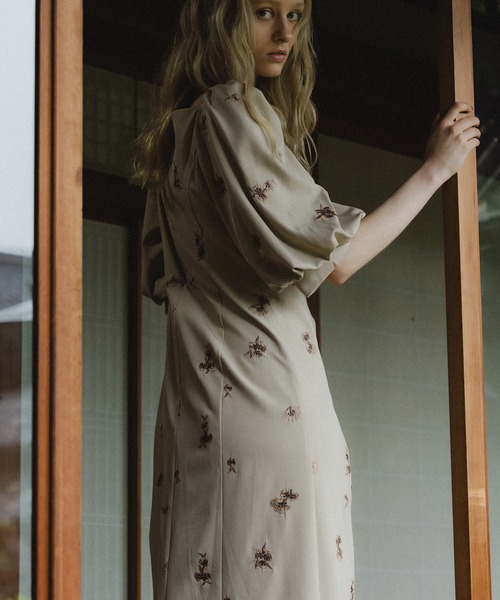 et.UNiVER(エトユニベール)の「Petal Embroidery Dress(ドレス・レディース・ベージュ/ブラック/チャコール・SMALL/MEDIUM/LARGE)」の4枚目の写真