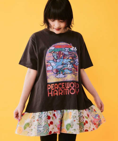 ScoLar(スカラー)の「162668:裾総柄フリル切替 ヴィンテージ風柄チュニック(チュニック・レディース・イエロー/ピンク/オフホワイト/チャコールグレー・M)」の3枚目の写真