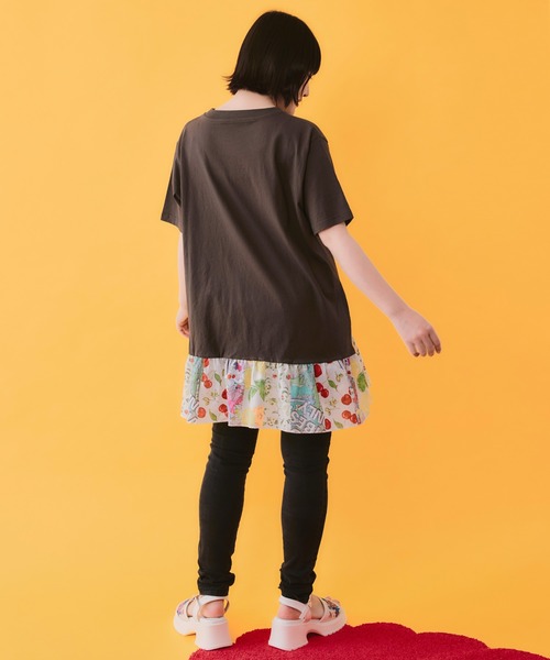 ScoLar(スカラー)の「162668:裾総柄フリル切替 ヴィンテージ風柄チュニック(チュニック・レディース・イエロー/ピンク/オフホワイト/チャコールグレー・M)」の6枚目の写真