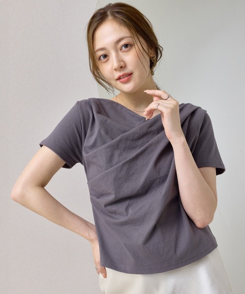 en CAnAF(エンカナフ)の「【ヘルシーな色気を纏う】ドレープデザイン半袖Tシャツ(Tシャツ/カットソー・レディース・イエロー/チャコールグレー/ブルー/オフホワイト/ブラック・フリー)」の3枚目の写真