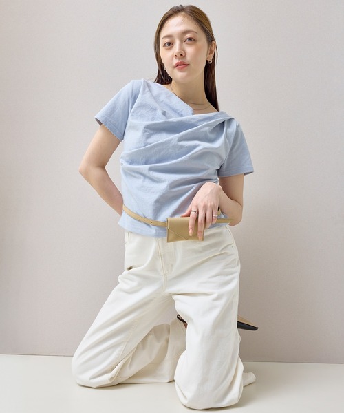 en CAnAF(エンカナフ)の「【ヘルシーな色気を纏う】ドレープデザイン半袖Tシャツ(Tシャツ/カットソー・レディース・イエロー/チャコールグレー/ブルー/オフホワイト/ブラック・フリー)」の4枚目の写真