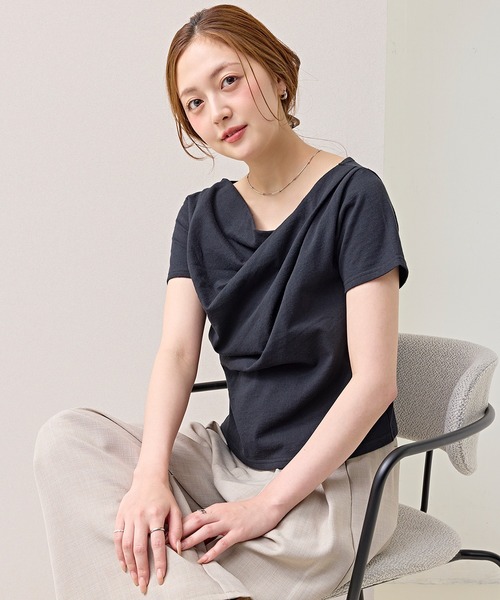 en CAnAF(エンカナフ)の「【ヘルシーな色気を纏う】ドレープデザイン半袖Tシャツ(Tシャツ/カットソー・レディース・イエロー/チャコールグレー/ブルー/オフホワイト/ブラック・フリー)」の2枚目の写真