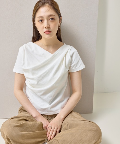 en CAnAF(エンカナフ)の「【ヘルシーな色気を纏う】ドレープデザイン半袖Tシャツ(Tシャツ/カットソー・レディース・イエロー/チャコールグレー/ブルー/オフホワイト/ブラック・フリー)」の8枚目の写真
