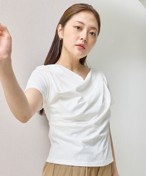 en CAnAF(エンカナフ)の「【ヘルシーな色気を纏う】ドレープデザイン半袖Tシャツ(Tシャツ/カットソー・レディース・イエロー/チャコールグレー/ブルー/オフホワイト/ブラック・フリー)」の6枚目の写真