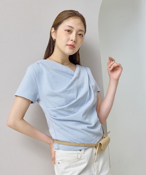 en CAnAF(エンカナフ)の「【ヘルシーな色気を纏う】ドレープデザイン半袖Tシャツ(Tシャツ/カットソー・レディース・イエロー/チャコールグレー/ブルー/オフホワイト/ブラック・フリー)」の21枚目の写真