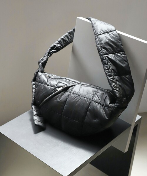 OUTDOOR PRODUCTS(アウトドアプロダクツ)の「OUTDOOR PRODUCTS/アウトドアプロダクツ × Firsthand 別注 ライトキルト ショルダーバッグ(ショルダーバッグ・レディース・ブラック/ピンク/ベージュ・ONE SIZE)」の2枚目の写真