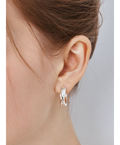 HEI（ヘイ）の「layered line hoop earrings（ピアス（両耳用）・レディース・ホワイト・FREE）」の2枚目の写真