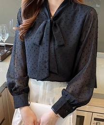透け感とリボンが魅力のシフォンブラウス