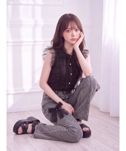 Suyunn(スユン)の「【ZOZO限定】レースオーガンジーリボン美脚ストレッチフレアデニムパンツ(デニムパンツ・レディース・チャコールグレー/ブルー・S/M)」の6枚目の写真