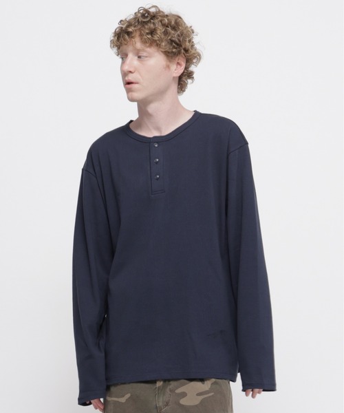 AVIREX(アヴィレックス)の「《DAILY/デイリー》BIG SIZE RIB L/S HENLEY NECK T-SHIRT / デイリー ビックサイズ リブ ヘンリーネック 長袖Tシャツ / AVIREX / アヴィレックス(Tシャツ/カットソー・メンズ・グレー/ホワイト/ブラック/ロイヤルブルー/チャコール・XXXX-LARGE/XX-LARGE/XXXXX-LARGE/XXX-LARGE)」の5枚目の写真