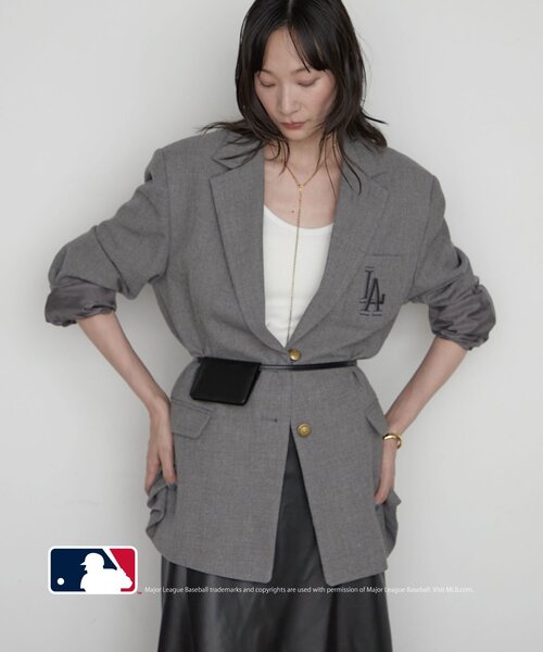 LOUNGEDRESS(ラウンジドレス)の「【MLB/メジャーリーグベースボール】ロゴジャケット 秋服(テーラードジャケット・レディース・ブラウン/ネイビー/グレー・FREE)」の4枚目の写真