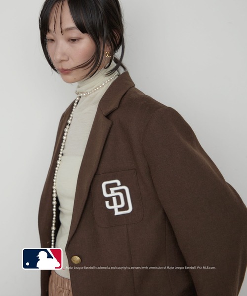 LOUNGEDRESS(ラウンジドレス)の「【MLB/メジャーリーグベースボール】ロゴジャケット 秋服(テーラードジャケット・レディース・ブラウン/ネイビー/グレー・FREE)」の1枚目の写真