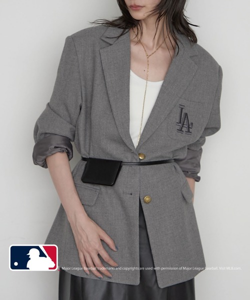 LOUNGEDRESS(ラウンジドレス)の「【MLB/メジャーリーグベースボール】ロゴジャケット 秋服(テーラードジャケット・レディース・ブラウン/ネイビー/グレー・FREE)」の2枚目の写真