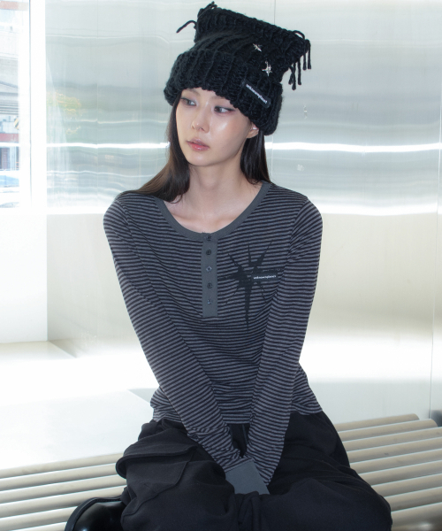 UNKNOWN PLANET(アンノウンプラネット)の「ヴィンテージストライプ ヘンリーネック スリム ロングスリーブ Tシャツ グレー(Tシャツ/カットソー・レディース・その他・SMALL/MEDIUM)」の6枚目の写真