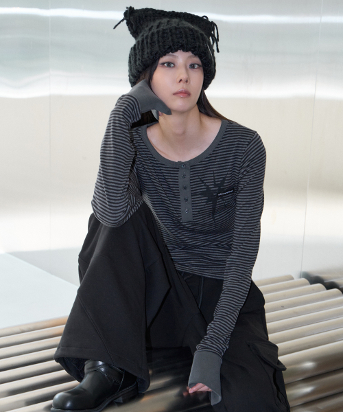 UNKNOWN PLANET(アンノウンプラネット)の「ヴィンテージストライプ ヘンリーネック スリム ロングスリーブ Tシャツ グレー(Tシャツ/カットソー・レディース・その他・SMALL/MEDIUM)」の8枚目の写真