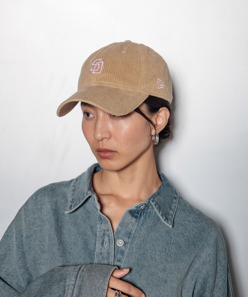 NEW ERA(ニューエラ)の「【HEREIAM】NEW ERA(ニューエラ)/MLB 920 コーデュロイキャップ(キャップ・レディース・キャメル/ブラック/ダークブラウン/ボルドー・MEDIUM)」の1枚目の写真