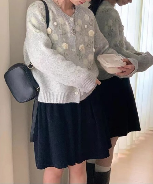 &soiree(アンドソワレ)の「立体フラワー×ジャガードニットカーディガン(カーディガン/ボレロ・レディース・チャコール/グレー・FREE)」の3枚目の写真