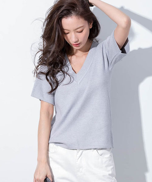 fifth（フィフス）の「Vネック半袖トップス（Tシャツ/カットソー・レディース・グレー/ピンク/ホワイト/ブラック/テラコッタ/チャコールグレー/ネイビー/ベージュ/カーキ/ライトベージュ・MEDIUM/SMALL）」の4枚目の写真