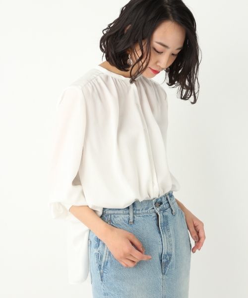 A part by（アパートバイ）の「SギャザーSTDブラウス　746576 （シャツ/ブラウス・レディース・ホワイト/キャメル/ネイビー・MEDIUM/LARGE）」の2枚目の写真