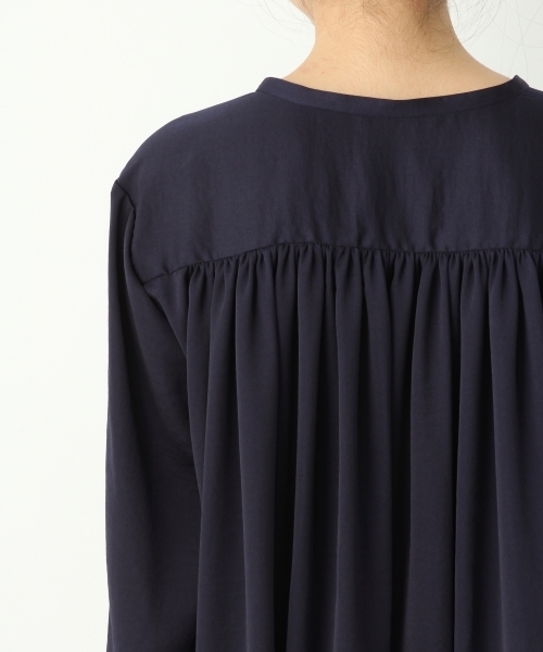 A part by（アパートバイ）の「SギャザーSTDブラウス　746576 （シャツ/ブラウス・レディース・ホワイト/キャメル/ネイビー・MEDIUM/LARGE）」の4枚目の写真