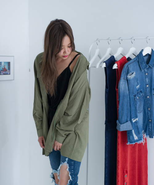ROGER AND RAW(ロジャーアンドロウ)の「Roger&Raw / スピンドルBIGシャツ(シャツ/ブラウス・レディース・カーキ/ブラック/ホワイト・M)」の7枚目の写真