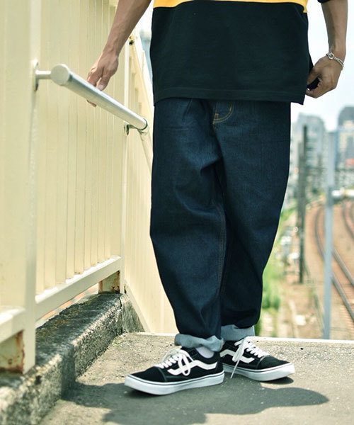 kutir（クティール）の「denim balloon AW / デニムバルーンパンツ　ワイドテーパードパンツ（デニムパンツ・メンズ・ブラック/サックスブルー/インディゴブルー・SMALL/MEDIUM/LARGE）」の3枚目の写真