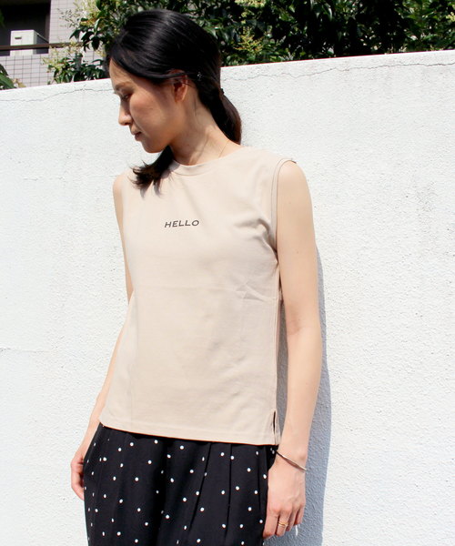 ottilie(オティーリエ)の「ちびHELLOノースリーブTシャツ(Tシャツ/カットソー・レディース・ブラック/ベージュ/グレー/オフホワイト・FREE)」の1枚目の写真