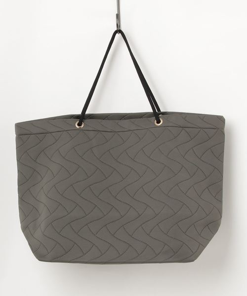 DouDou（ドゥドゥ）の「ダイバー型押しBAG（ショルダーバッグ・レディース・ベージュ/カーキ・FREE）」の2枚目の写真