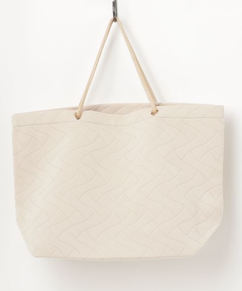 DouDou（ドゥドゥ）の「ダイバー型押しBAG（ショルダーバッグ・レディース・ベージュ/カーキ・FREE）」の4枚目の写真