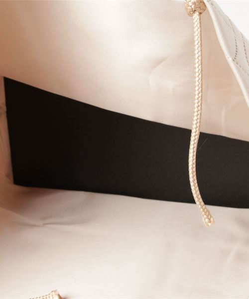 DouDou（ドゥドゥ）の「ダイバー型押しBAG（ショルダーバッグ・レディース・ベージュ/カーキ・FREE）」の3枚目の写真