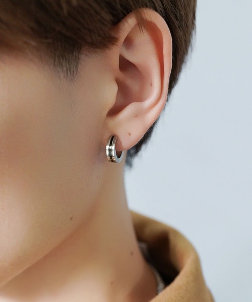 SPINNS（スピンズ）の「ミニフープイヤリング/切り替えデザイン/ユニセックス/痛くなりにくい・落ちにくい設計（イヤリング・メンズ・シルバー/ゴールド・ONESIZE）」の7枚目の写真