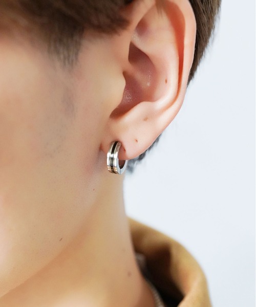 SPINNS（スピンズ）の「ミニフープイヤリング/切り替えデザイン/ユニセックス/痛くなりにくい・落ちにくい設計（イヤリング・メンズ・シルバー/ゴールド・ONESIZE）」の8枚目の写真