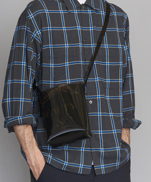 BEAUTY&YOUTH UNITED ARROWS（ビューティーアンドユースユナイテッドアローズ）の「BY PVC クリア ミニバッグ（ショルダーバッグ・メンズ・ダークグレー/オフホワイト・FREE）」の2枚目の写真