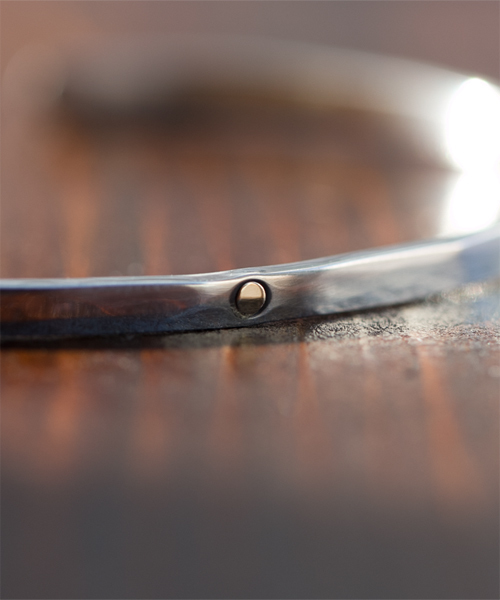 NANO universe(ナノユニバース)の「on the sunny side of the street(オン ザ サニー サイド オブ ザ ストリート)/ sunny side up Narrow Bangle(バングル/リストバンド・メンズ・シルバー・FREE)」の5枚目の写真