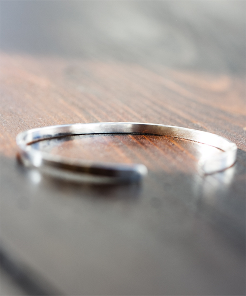 NANO universe(ナノユニバース)の「on the sunny side of the street(オン ザ サニー サイド オブ ザ ストリート)/ sunny side up Narrow Bangle(バングル/リストバンド・メンズ・シルバー・FREE)」の2枚目の写真