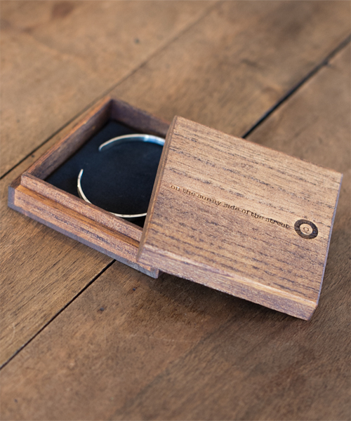 NANO universe(ナノユニバース)の「on the sunny side of the street(オン ザ サニー サイド オブ ザ ストリート)/ sunny side up Narrow Bangle(バングル/リストバンド・メンズ・シルバー・FREE)」の3枚目の写真