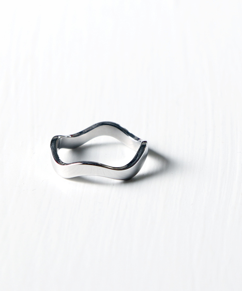 rufsh(ルフシュ)の「【rufsh/ルフシュ】stainless wave ring/ ステンレスリング RF1908CJSR01(リング・レディース・シルバー/ゴールド・#13/#11)」の1枚目の写真
