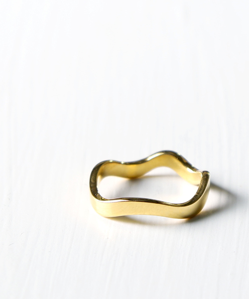 rufsh(ルフシュ)の「【rufsh/ルフシュ】stainless wave ring/ ステンレスリング RF1908CJSR01(リング・レディース・シルバー/ゴールド・#13/#11)」の2枚目の写真