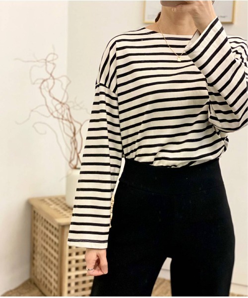 210nouve(トゥージュヌーブ)の「オーバーサイズボーダーロングスリーブTシャツ(Tシャツ/カットソー・レディース・ベージュ/ネイビー/サックスブルー/ミント/ホワイト×ブラック/パープル/ブラウン/グリーン・FREE)」の2枚目の写真