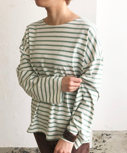 210nouve(トゥージュヌーブ)の「オーバーサイズボーダーロングスリーブTシャツ(Tシャツ/カットソー・レディース・ベージュ/ネイビー/サックスブルー/ミント/ホワイト×ブラック/パープル/ブラウン/グリーン・FREE)」の5枚目の写真